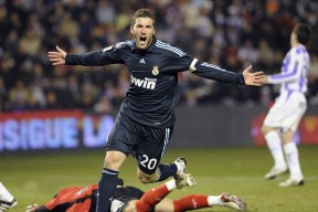 u球体育APP-美网次回合对决在即！武汉三镇演练定位球，热刺密集防守应对