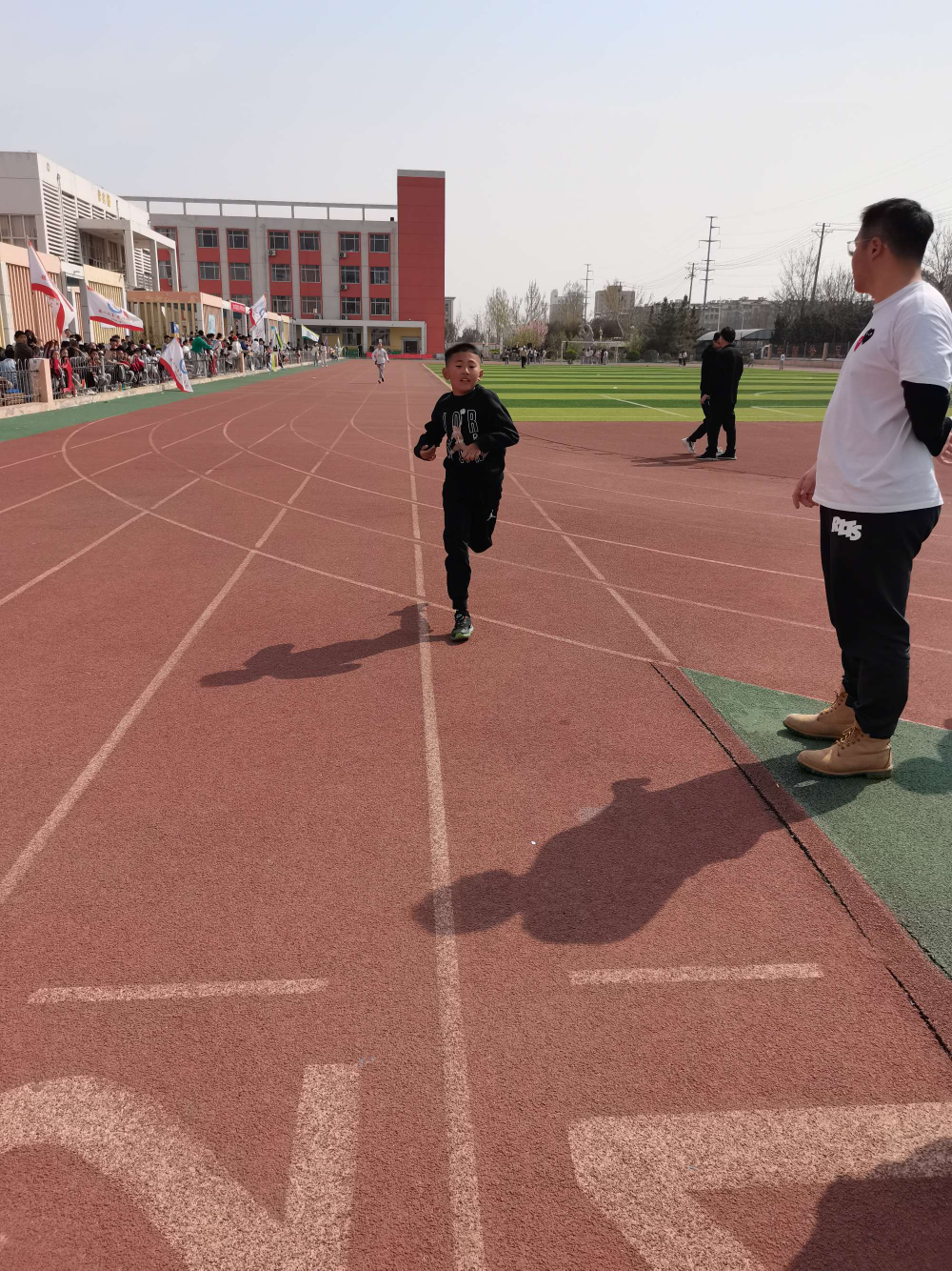 瑞典队戴帽获胜，豪情无限奋勇拚搏走向胜利的简单介绍