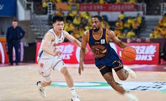 主力球员合作默契！篮球联赛比赛连胜不断的简单介绍