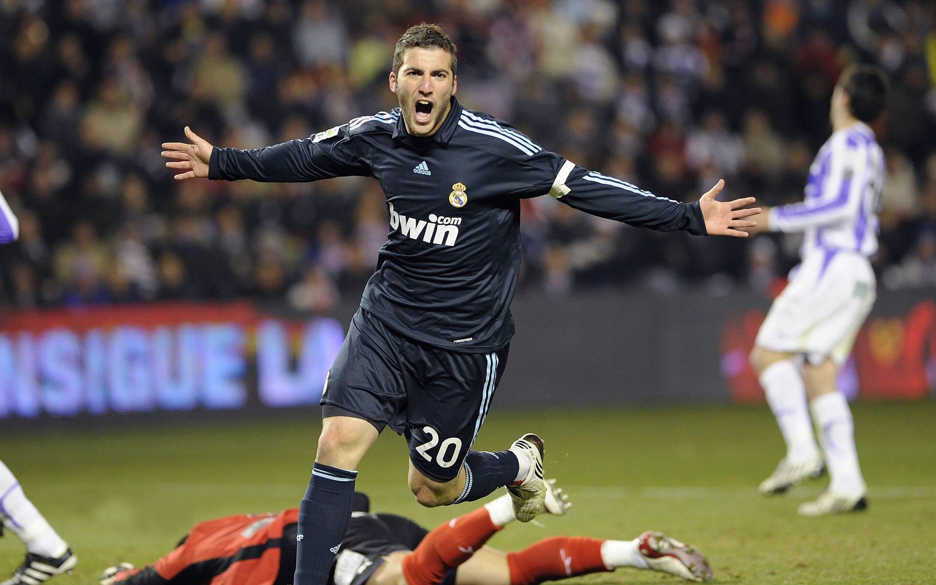 美网次回合对决在即！武汉三镇演练定位球，热刺密集防守应对