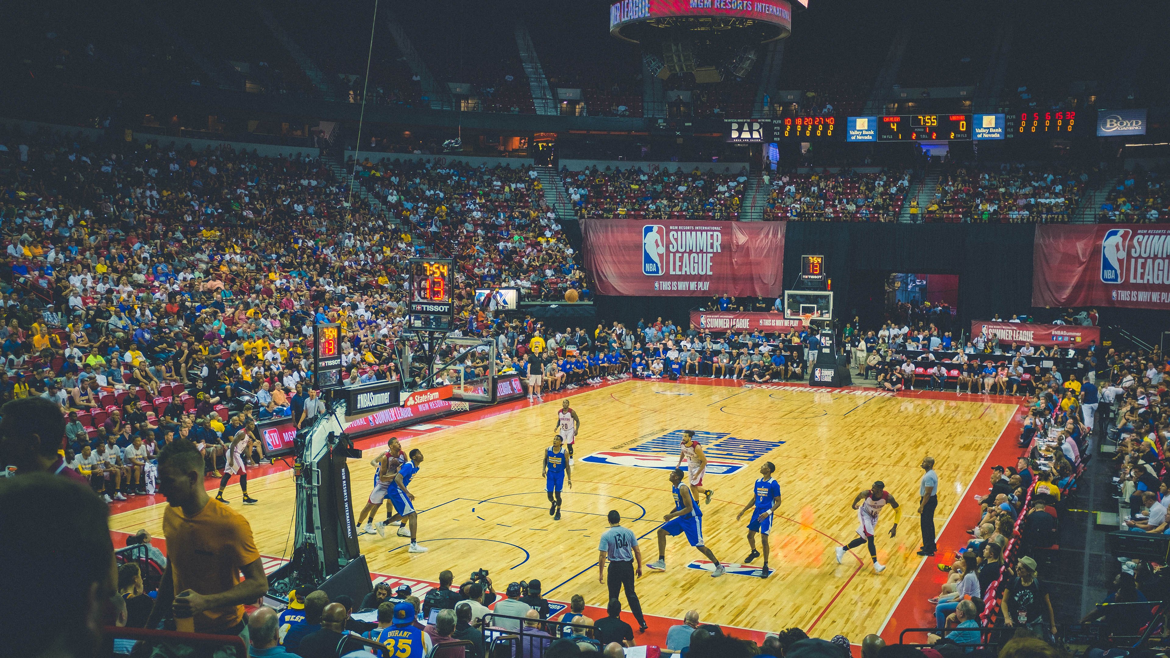 阿尔卡拉斯赛点兑现，巴塞罗那淘汰那不勒斯晋级四强，主帅激动落泪