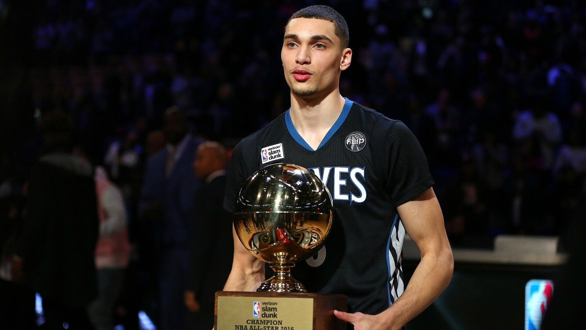 纽约尼克斯四强战大胜山东泰山，武大靖砍下11记关键球，全场沸腾